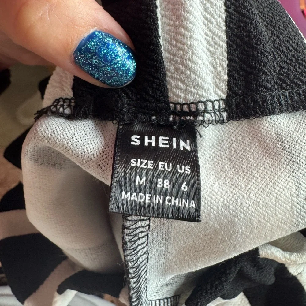 3/for $15 🍒 SHEIN High Waist Striped Black, White Shorts (Women’s Size Medium)